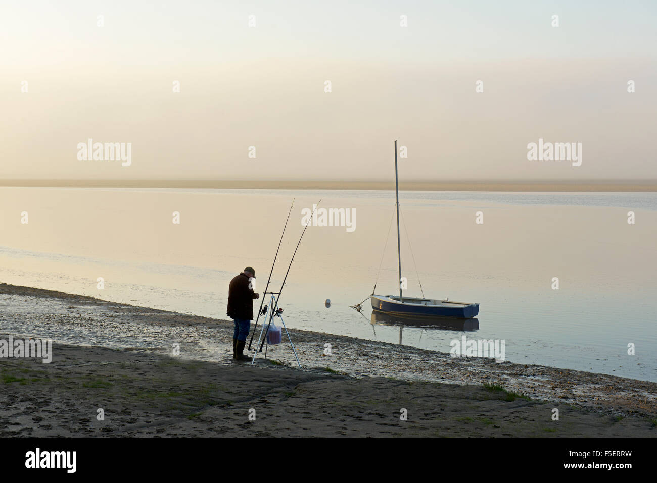 Angler an der Mündung des Flusses Kent, Arnside, Cumbria, England UK Stockfoto