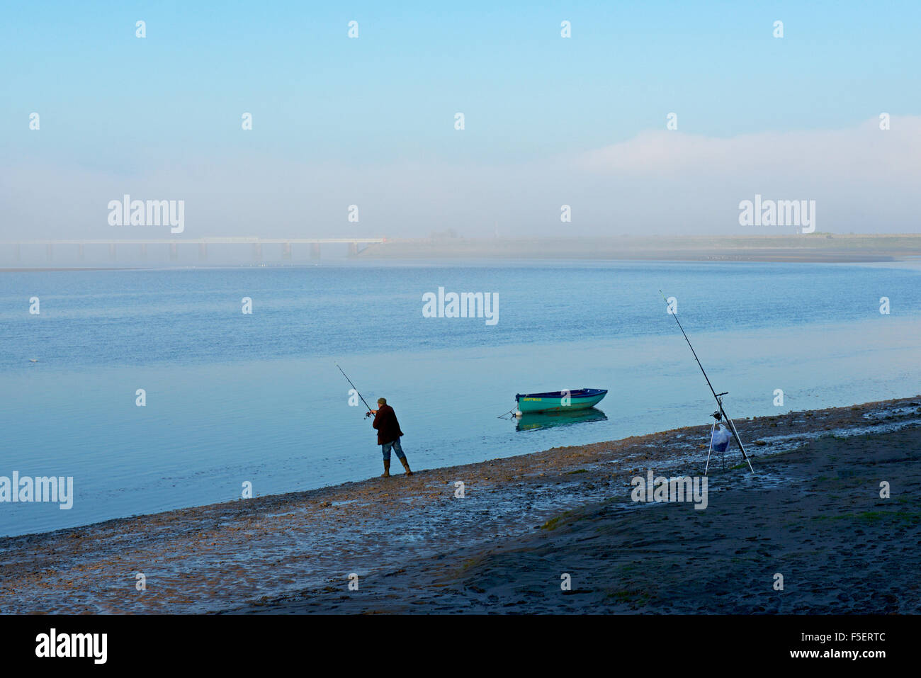 Angler an der Mündung des Flusses Kent, Arnside, Cumbria, England UK Stockfoto