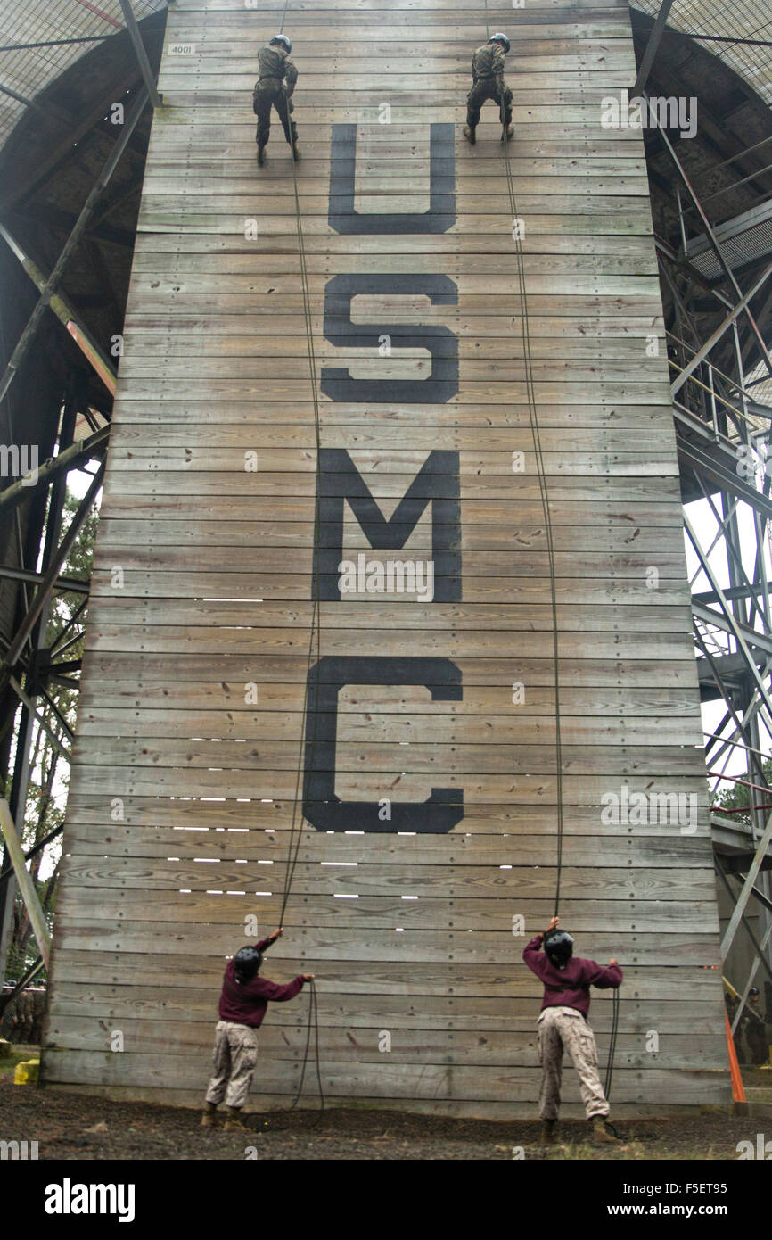 US-Marine Rekruten Abseilen von einem 47-Fuß-Turm im Marine Corps Recruit Depot Boot Camp 27. Oktober 2015 in Parris Island, South Carolina. Stockfoto