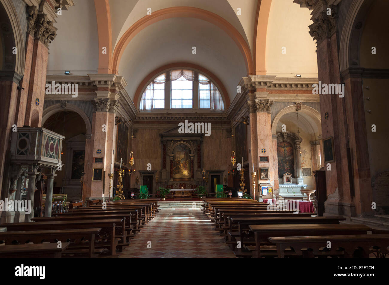 Chiesa dei Santi Gervasio e Protasio, Venedig, Italien. Vulgo San Trovaso. Inneren Altar Kunst Kirchenbänke Stockfoto