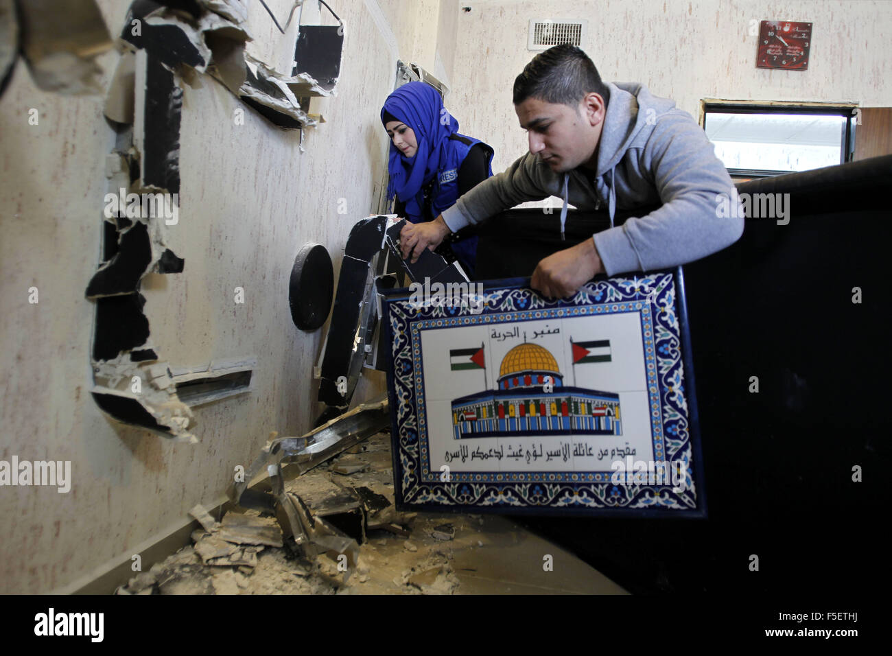 Hebron, Westjordanland, Palästinensische Gebiete. 3. November 2015. Palästinenser inspizieren al-Hurria Radio Rundfunk Büro, in der Westbank-Stadt Hebron, 3. November 2011. Das israelische Militär stürmte eine palästinensische Radiostation in Hebron am Dienstag, zerstören seine Ausrüstung, Beschlagnahme von Sendern und bestellte es Herunterfahren für sechs Monate in dem sagt, was der Station ist ein Versuch, "ihre Stimme Kredit zum Schweigen zu bringen": Wisam Hashlamoun/APA Bilder/ZUMA Draht/Alamy Live News Stockfoto
