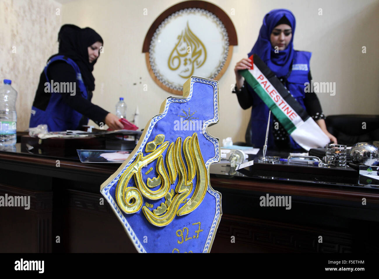 Hebron, Westjordanland, Palästinensische Gebiete. 3. November 2015. Palästinenser inspizieren al-Hurria Radio Rundfunk Büro, in der Westbank-Stadt Hebron, 3. November 2011. Das israelische Militär stürmte eine palästinensische Radiostation in Hebron am Dienstag, zerstören seine Ausrüstung, Beschlagnahme von Sendern und bestellte es Herunterfahren für sechs Monate in dem sagt, was der Station ist ein Versuch, "ihre Stimme Kredit zum Schweigen zu bringen": Wisam Hashlamoun/APA Bilder/ZUMA Draht/Alamy Live News Stockfoto