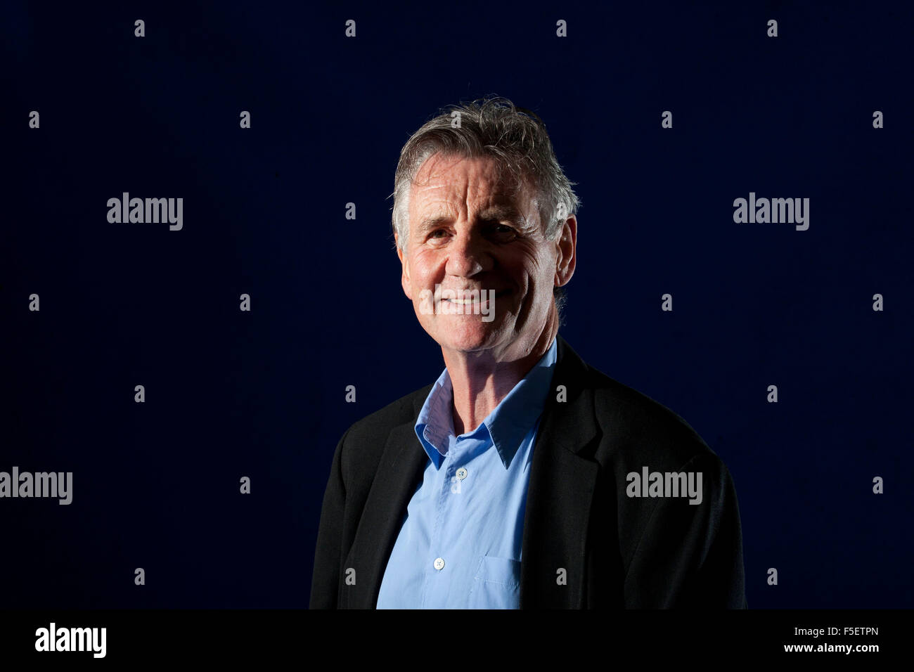 Ein Porträt von Michael Palin in Edinburgh International Book Festival 2012 ist in Charlotte Square Gardens gelegen.   Bild von Pa Stockfoto