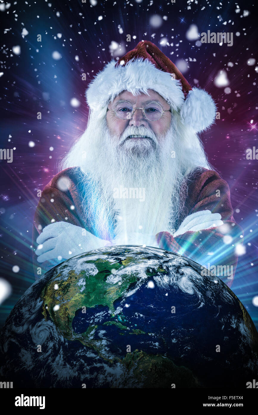 Zusammengesetztes Bild von Santa lächelt mit verschränkten Armen Stockfoto