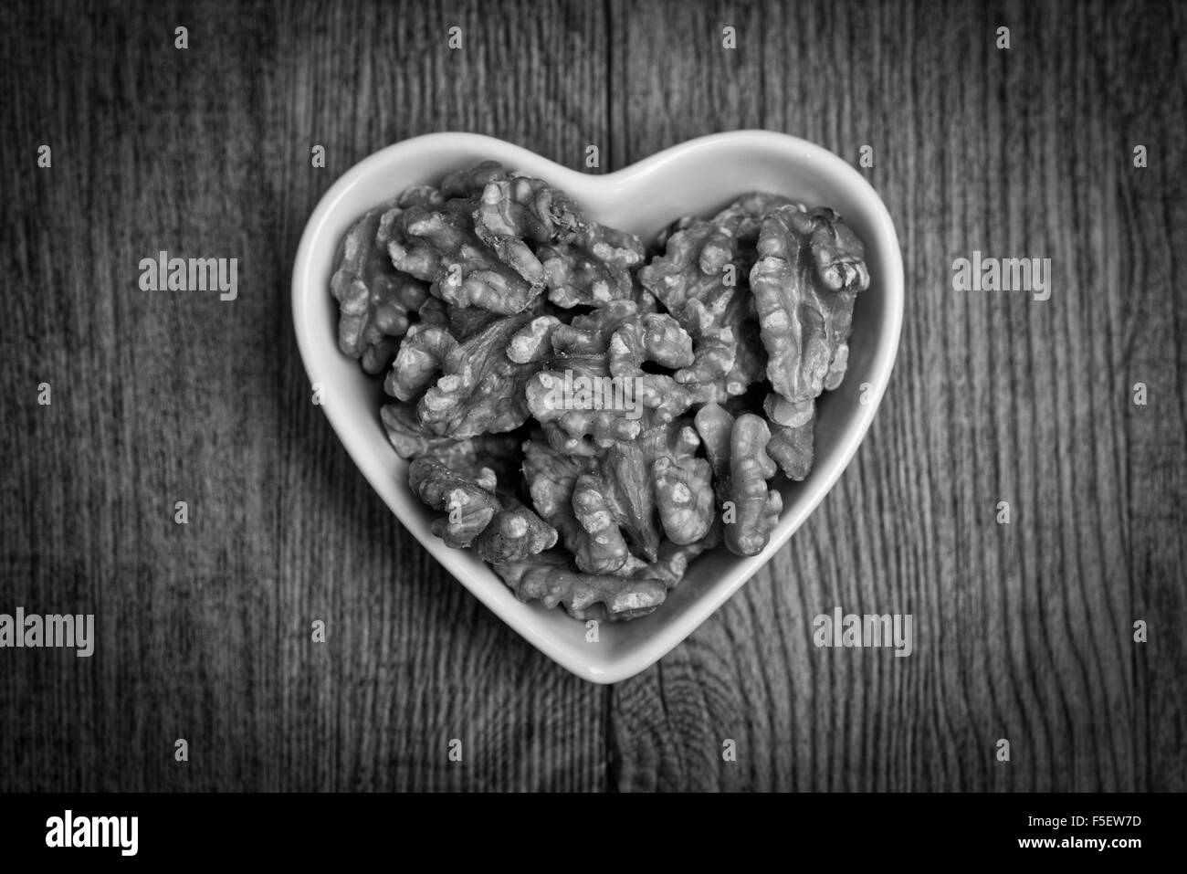 Walnüsse in ein Herz geformt, Schale, schwarz & weiß. Stockfoto