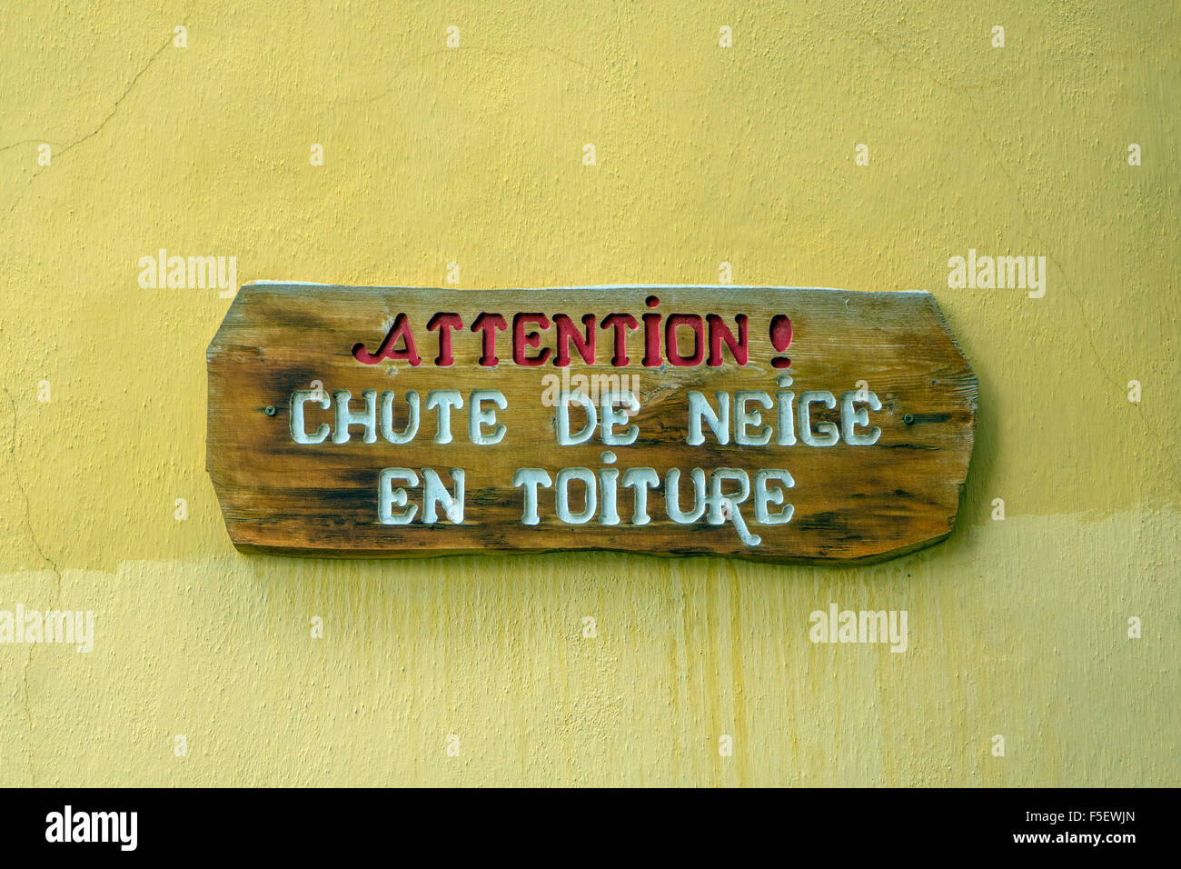 Warnschild in französischer Sprache - Gefahr fallender Schnee, Briançon befestigte Stadt in den Bergen, Frankreich Stockfoto