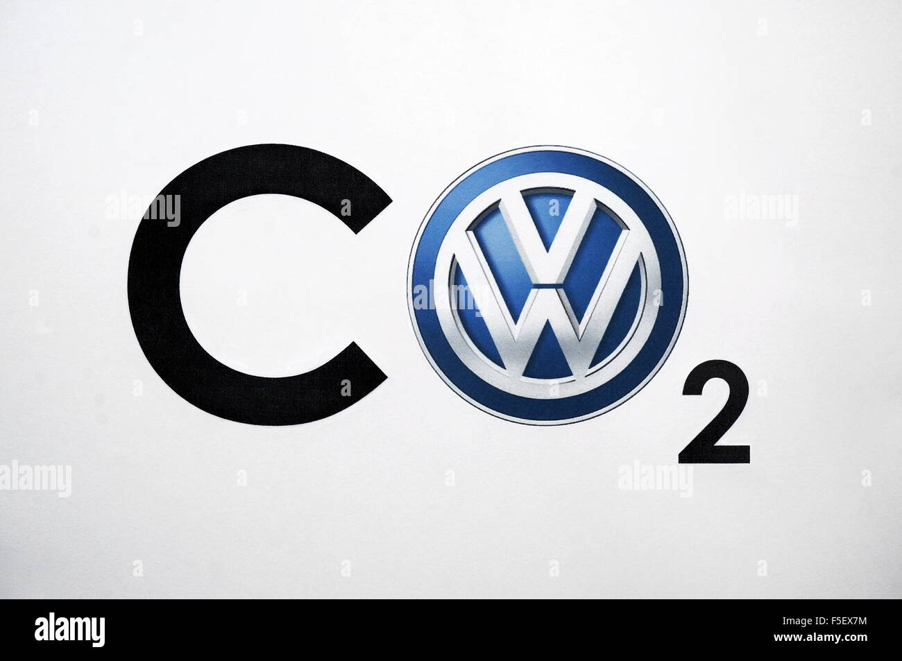 ILLUSTRATION - das VW-Logo ersetzt den Buchstaben O in der gesamten Formel "CO2" für Kohlendioxid. Das Foto wurde am 28. September 2015. Foto: S. Steinach - kein Draht-Dienst- Stockfoto