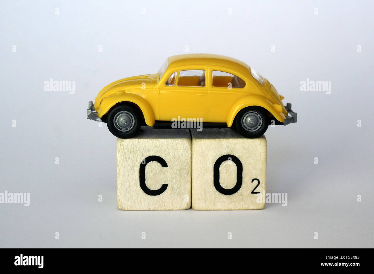 ILLUSTRATION - ein VW Käfer Modell auf Cube Buchstaben, die die Gesamtformel "CO2" für Kohlendioxid zu schreiben. Das Foto wurde am 28. September 2015. Foto: S. Steinach - kein Draht-Dienst- Stockfoto