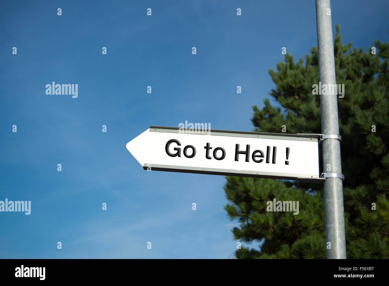 Wegweiser mit "Go to Hell!" Wegweiser. Stockfoto