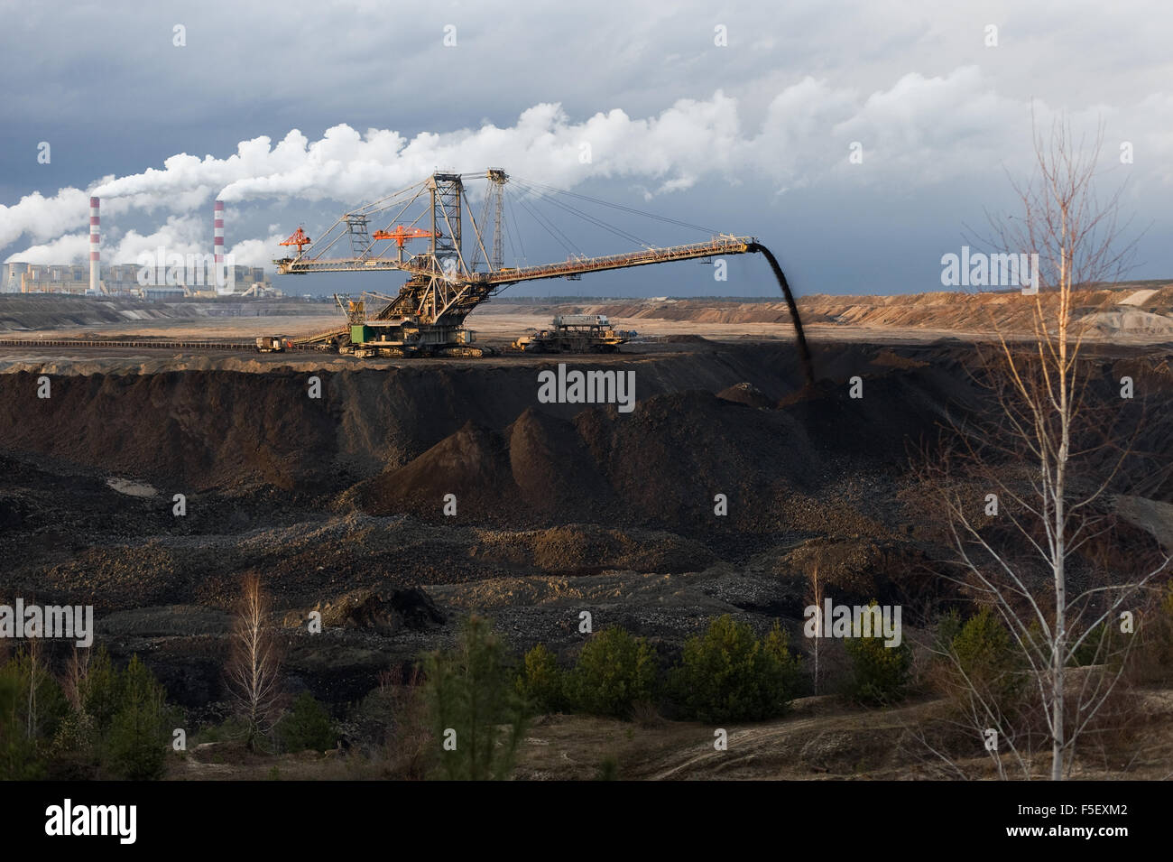 Industriemaschine (Streuer) bei Arbeiten in Belchatow Tagebau Kohle mine. Stockfoto