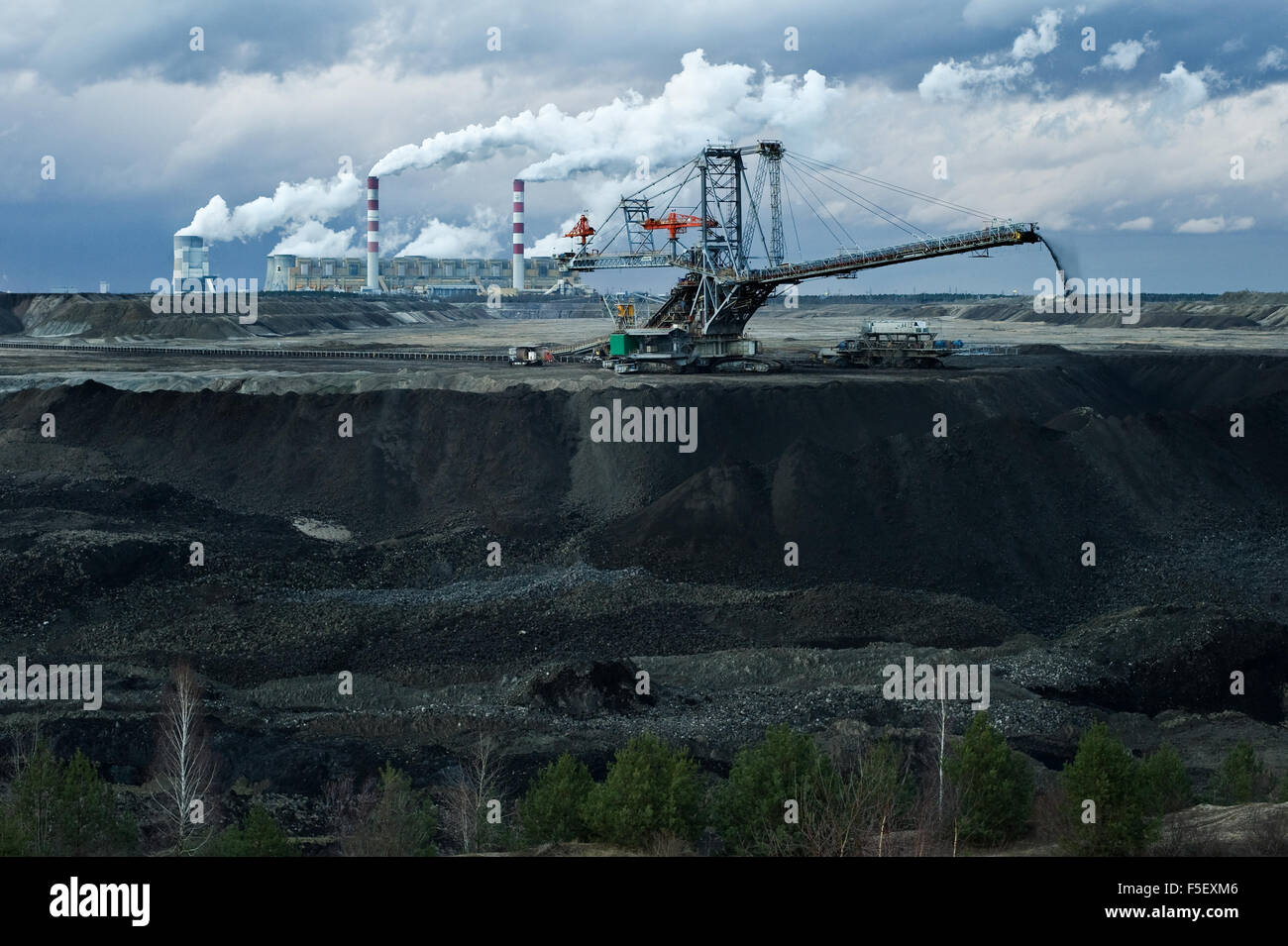 Belchatow Braunkohle Tagebau-Mine und Kohle abgefeuert Kraftwerk. Stockfoto