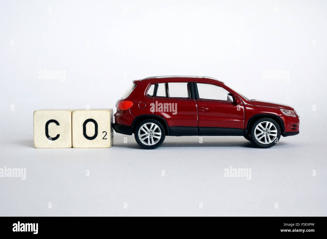 ILLUSTRATION - ein Volkswagen Auto Modell "VW Tiguan" vor Cube-Briefe, die die gesamte Formel "CO2" für Kohlendioxid zu schreiben. Das Foto wurde am 15. Oktober 2015. Foto: S. Steinach - kein Draht-SERVICE – Stockfoto