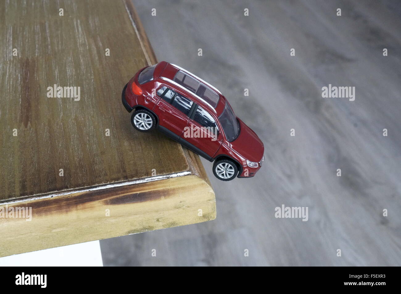 ILLUSTRATION - fällt ein Volkswagen-Auto-Modell "VW Tiguan" von der Kante des Tisches. Das Foto wurde am 15. Oktober 2015. Foto: S. Steinach - kein Draht-Dienst- Stockfoto