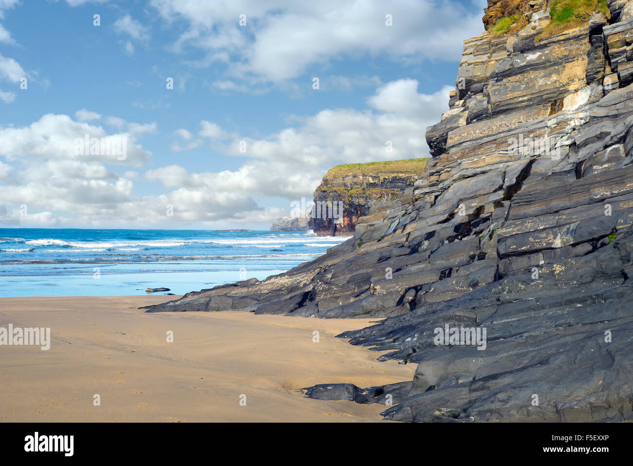 Felsen am Strand von Ballybunion im Wilden Atlantik Way Irland Stockfoto