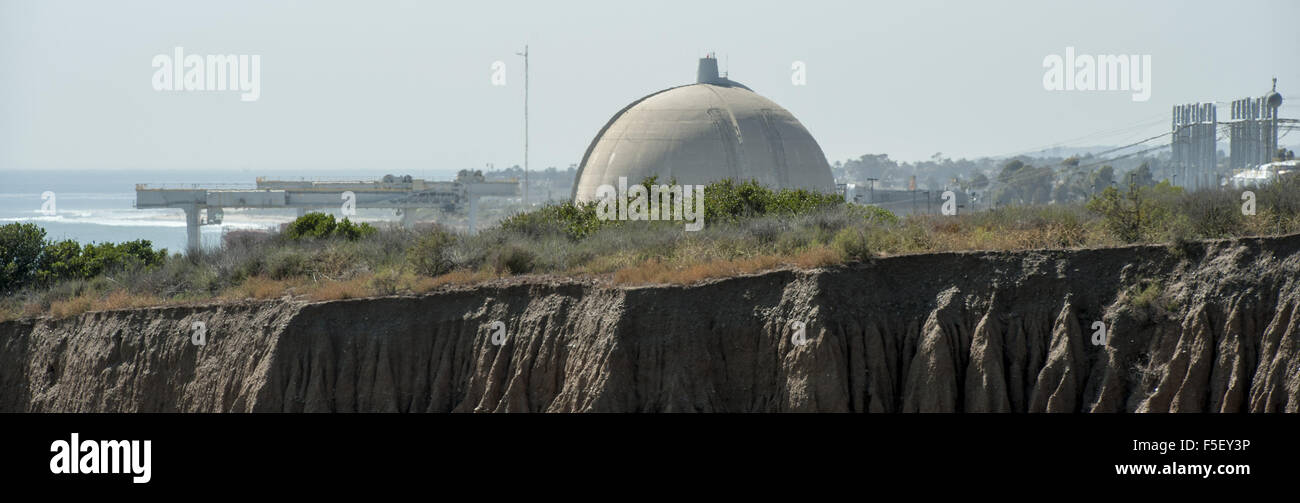 San Onofre, Kalifornien, USA. 14. Mai 2014. Der Blick nördlich von San Onofre Nuclear Generating Station von San Onofre State Park.---die Fensterläden San Onofre Nuclear Generating Station hat den Prozess der Stilllegung mit einer Community Engagement Panel bestehend aus Anwohnern sowie Bürgermeister, Stadtratmitglieder und regionalen Volksvertreter begonnen. © David Bro/ZUMA Draht/Alamy Live-Nachrichten Stockfoto San Onofre, Kalifornien, USA. 14. Mai 2014. Der Blick nördlich von San Onofre Nuclear Generating Station von San Onofre State Park.---die Fensterläden San Onofre Nuclear Generating Station hat den Prozess der Stilllegung mit einer Community Engagement Panel bestehend aus Anwohnern sowie Bürgermeister, Stadtratmitglieder und regionalen Volksvertreter begonnen. © David Bro/ZUMA Draht/Alamy Live-Nachrichten Stockfoto