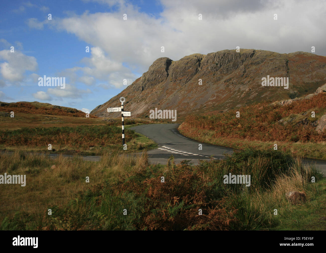 Tiefste Straßenschild mit Cumbria fells Stockfoto