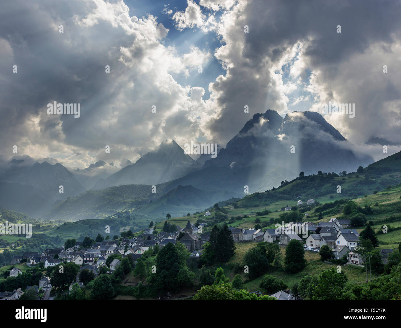 Abendlicht über Dorf, hohe Pyrenäen dahinter, Lescun, Aquitaine, Frankreich Stockfoto