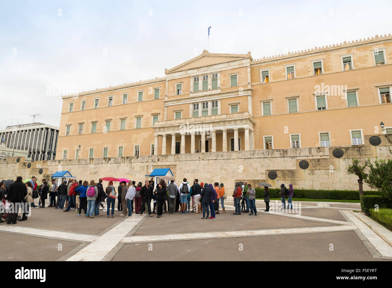 Athen, Griechenland - 24. Oktober 2015: Touristen beobachten den Wechsel der Wachen vor dem griechischen Parlament Stockfoto