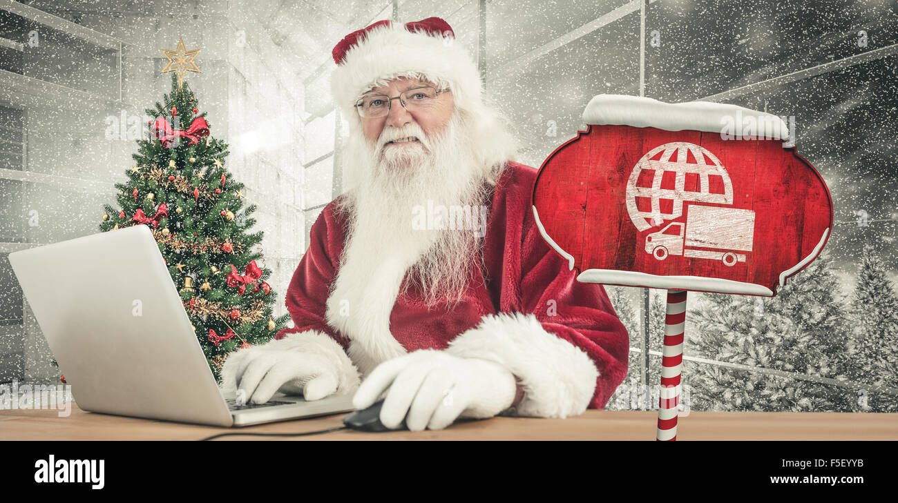 Zusammengesetztes Bild von Santa surft im Internet Stockfoto