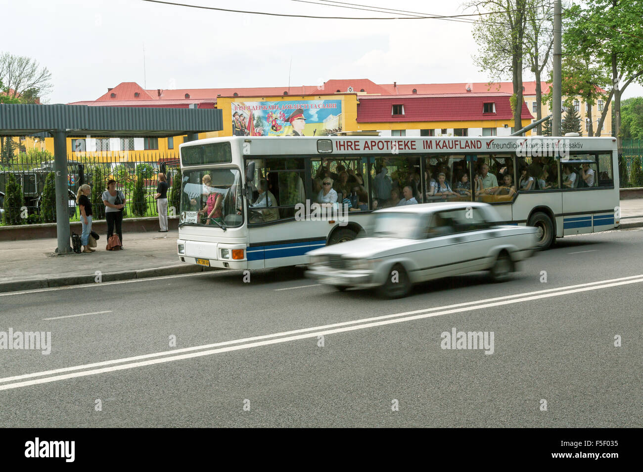 Lviv, Ukraine, Straßenansicht mit Bushaltestelle in einer Kaserne der ukrainischen Armee Stockfoto Lviv, Ukraine, Straßenansicht mit Bushaltestelle in einer Kaserne der ukrainischen Armee Stockfoto
