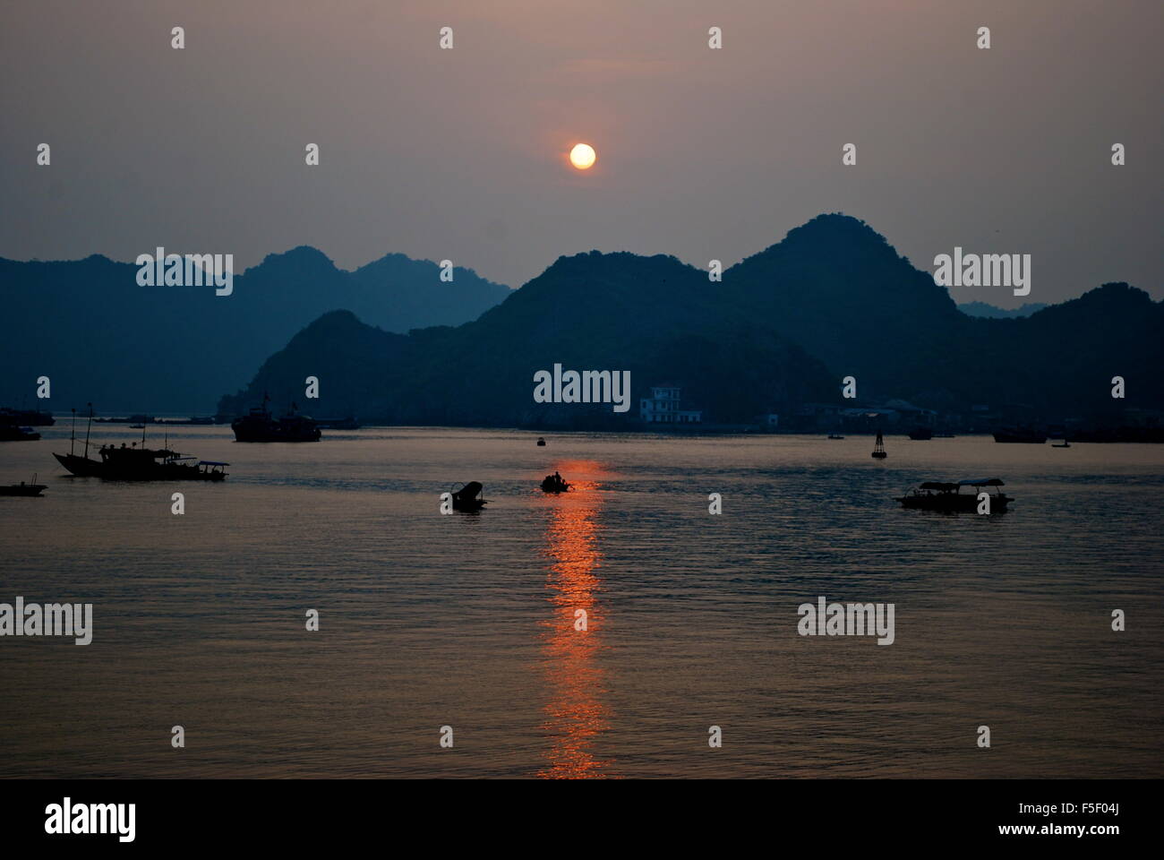 Sonnenuntergang am Hafen mit Fischerbooten. Cat Ba Island, Vietnam Stockfoto