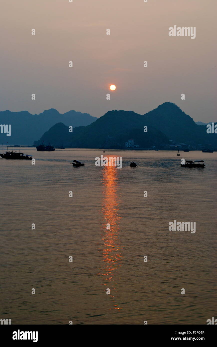 Sonnenuntergang am Hafen mit Fischerbooten. Cat Ba Island, Vietnam Stockfoto