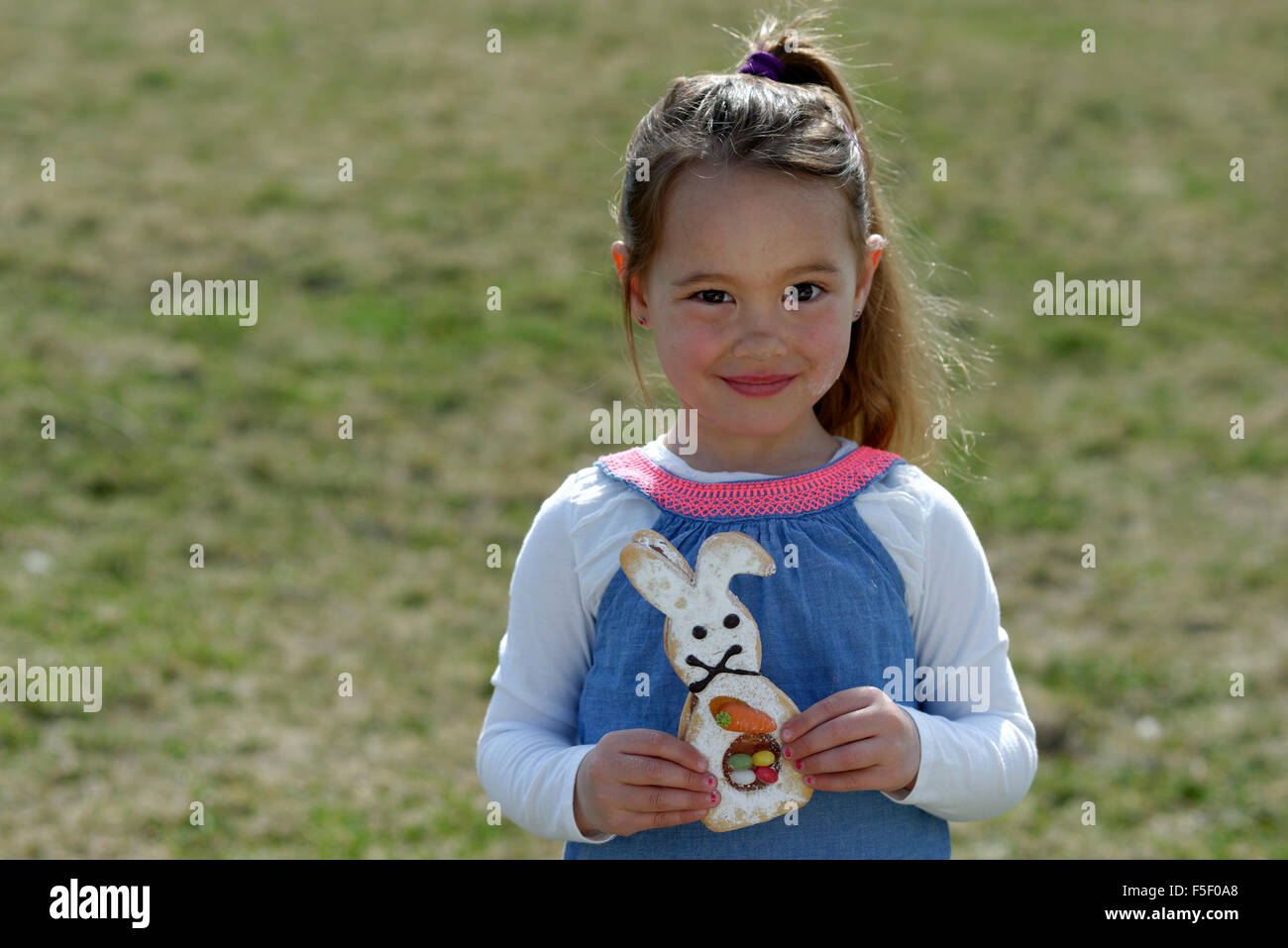 Kind, kleines Mädchen mit gebackene Osterhasen, Ostern, Upper Bavaria, Bavaria, Germany Stockfoto