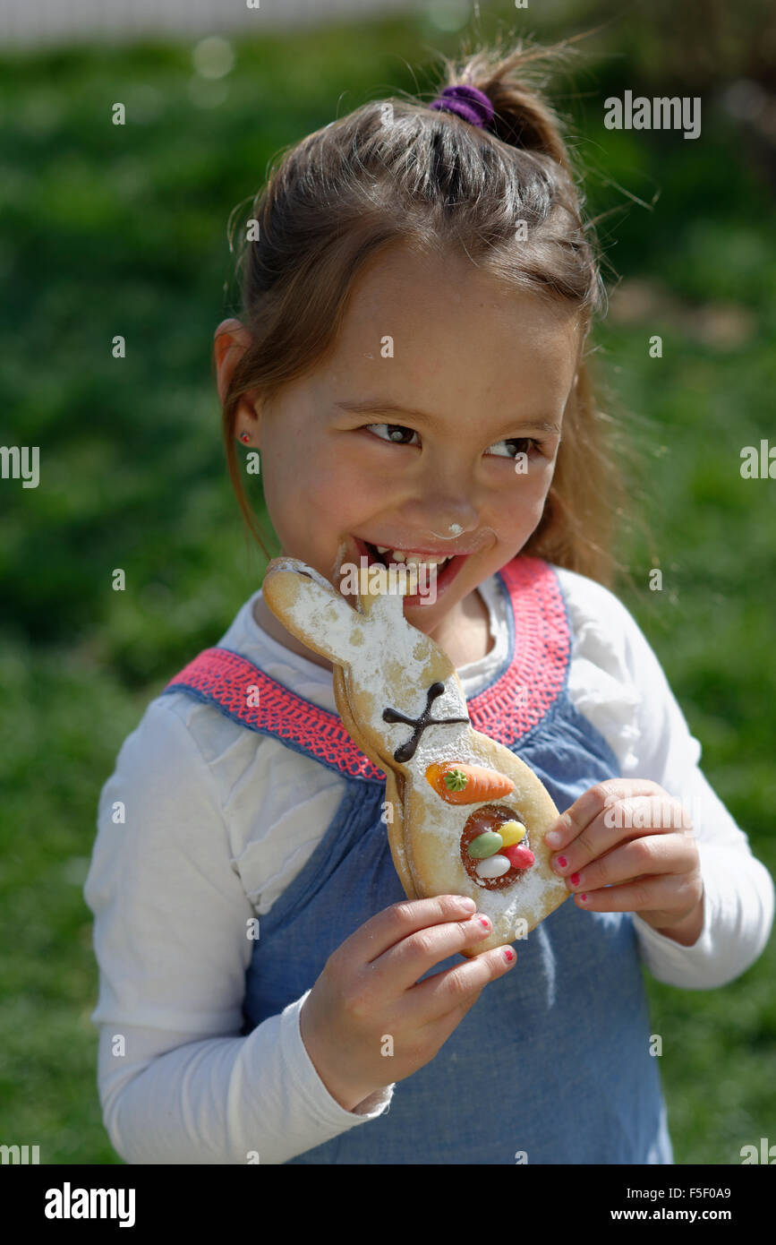 Kind, kleines Mädchen mit gebackene Osterhasen, Ostern, Upper Bavaria, Bavaria, Germany Stockfoto