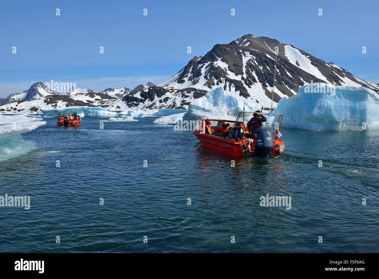 Touristenboot Cruisen durch Eisberge und Packeis oder Treibeis, Kulusuk Island, Kalaallit Nunaat, Ostgrönland Stockfoto