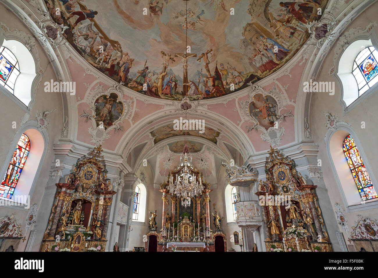 Hochaltar und Seitenaltäre, Abendkonzerte Zum Hl. Kreuz, Pfarrkirche, gehen bin Wilden Kaiser, Tirol, Österreich Stockfoto