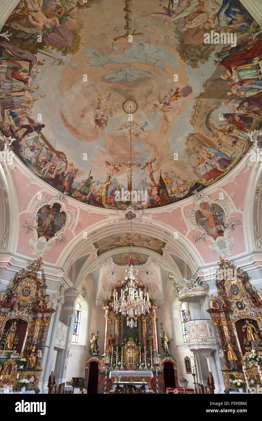 Hochaltar und Seitenaltäre, Abendkonzerte Zum Hl. Kreuz, Pfarrkirche, gehen bin Wilden Kaiser, Tirol, Österreich Stockfoto