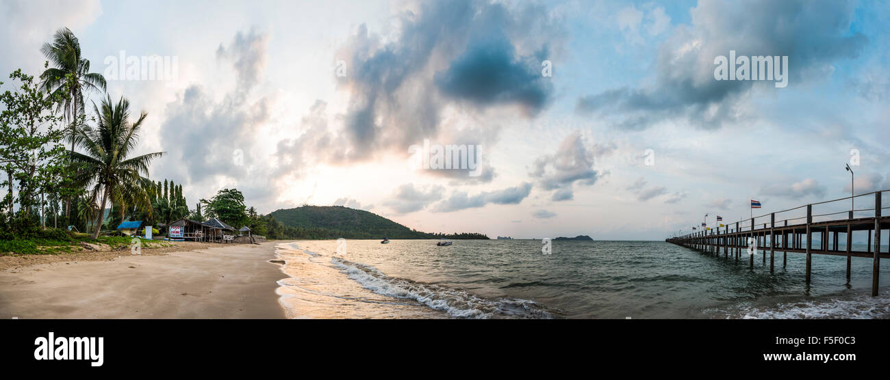 Strand und Boot Anlegestelle bei Sonnenaufgang, Hat Sai Ri, Bezirk Mueang Chumphon, Chumphon, Thailand Stockfoto