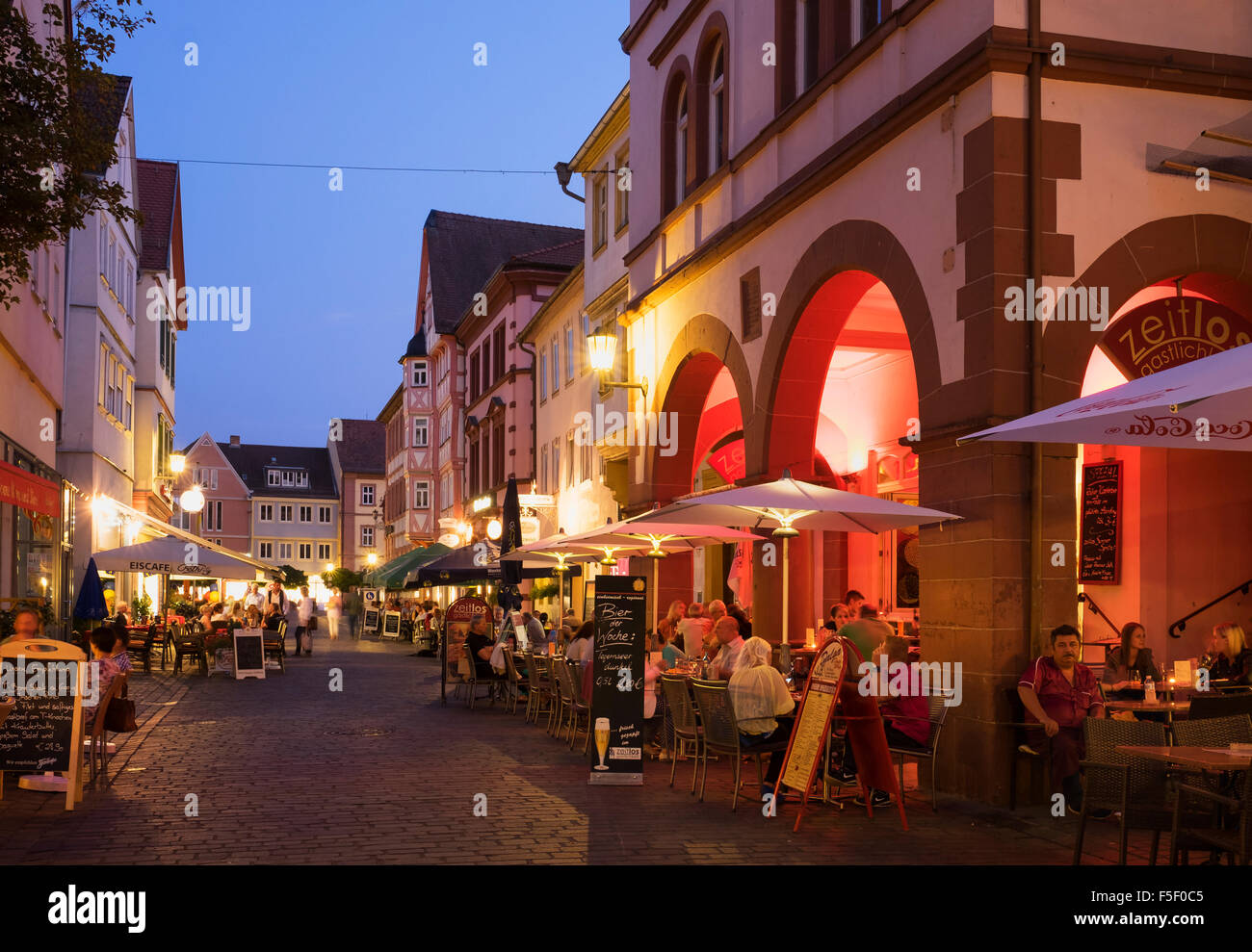 Restaurants, Altstadt, am Abend, Karlstadt, Unterfranken, Franken, Bayern, Deutschland Stockfoto