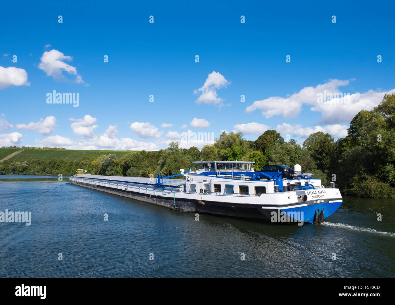 Frachtschiff auf Main bei Volkach, Franken, Unterfranken, Franken, Bayern, Deutschland Stockfoto