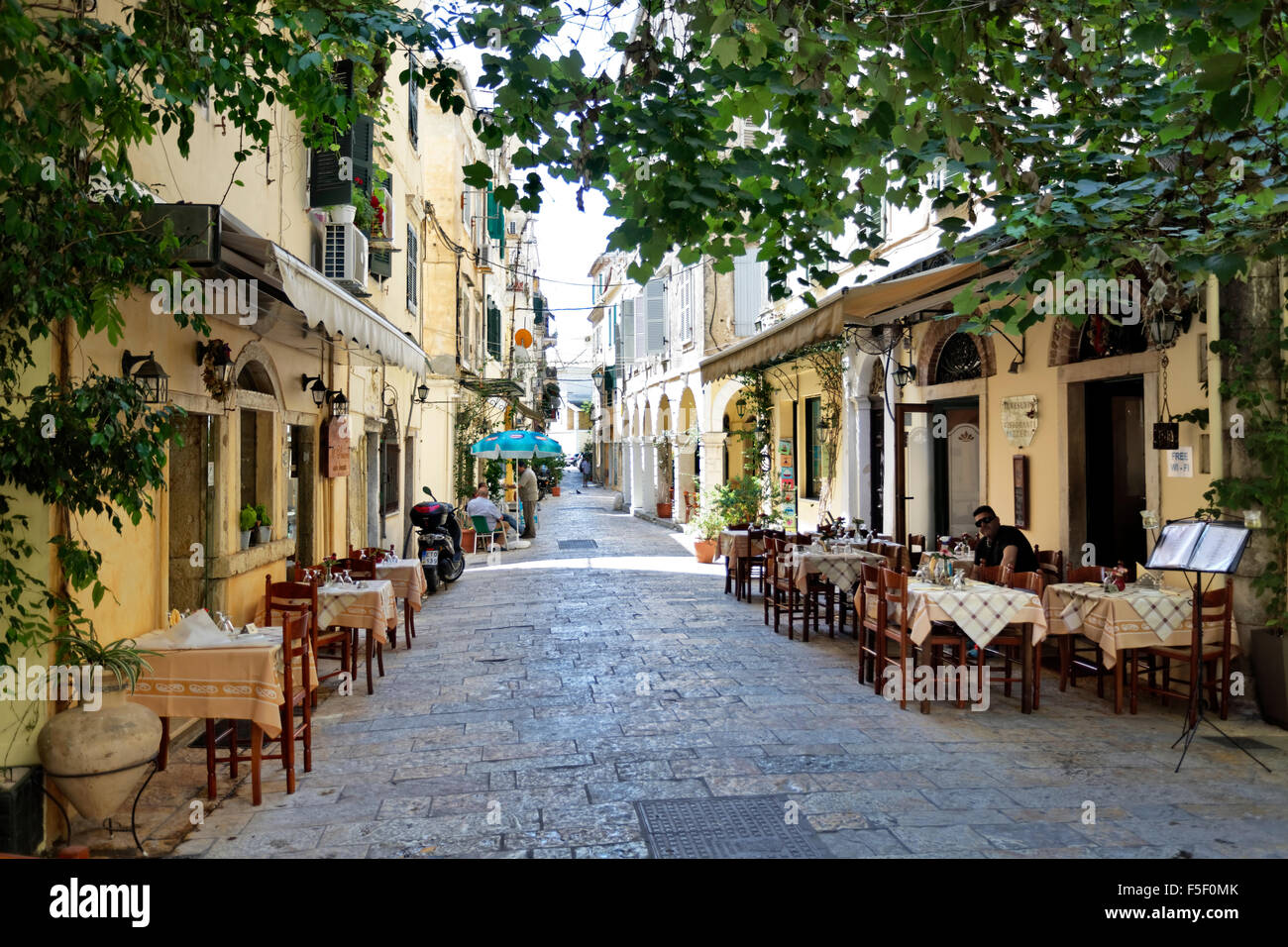 Gasse mit Restaurants, Weinreben, Altstadt von Kerkyra, Korfu-Stadt, UNESCO-Weltkulturerbe, Korfu, Ionische Inseln Stockfoto