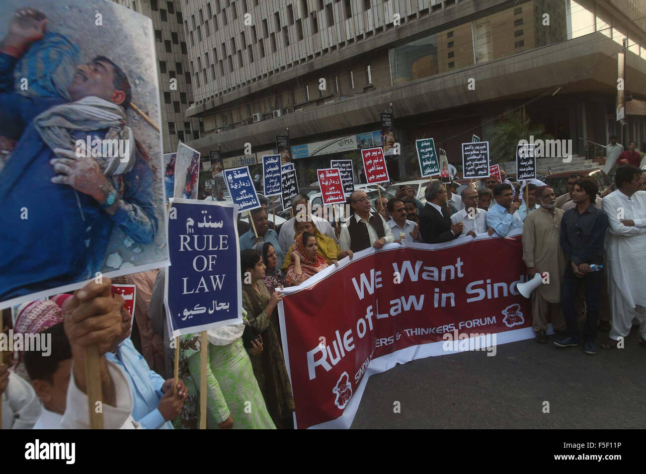 Mitglieder des Sindh Writers Denker Forum protestieren gegen Völker Party (PPP), wie sie für die Rechtsstaatlichkeit in der Provinz Sindh, während der Demonstration in Karachi Presseclub am Dienstag, 3. November 2015 gefordert werden. Stockfoto