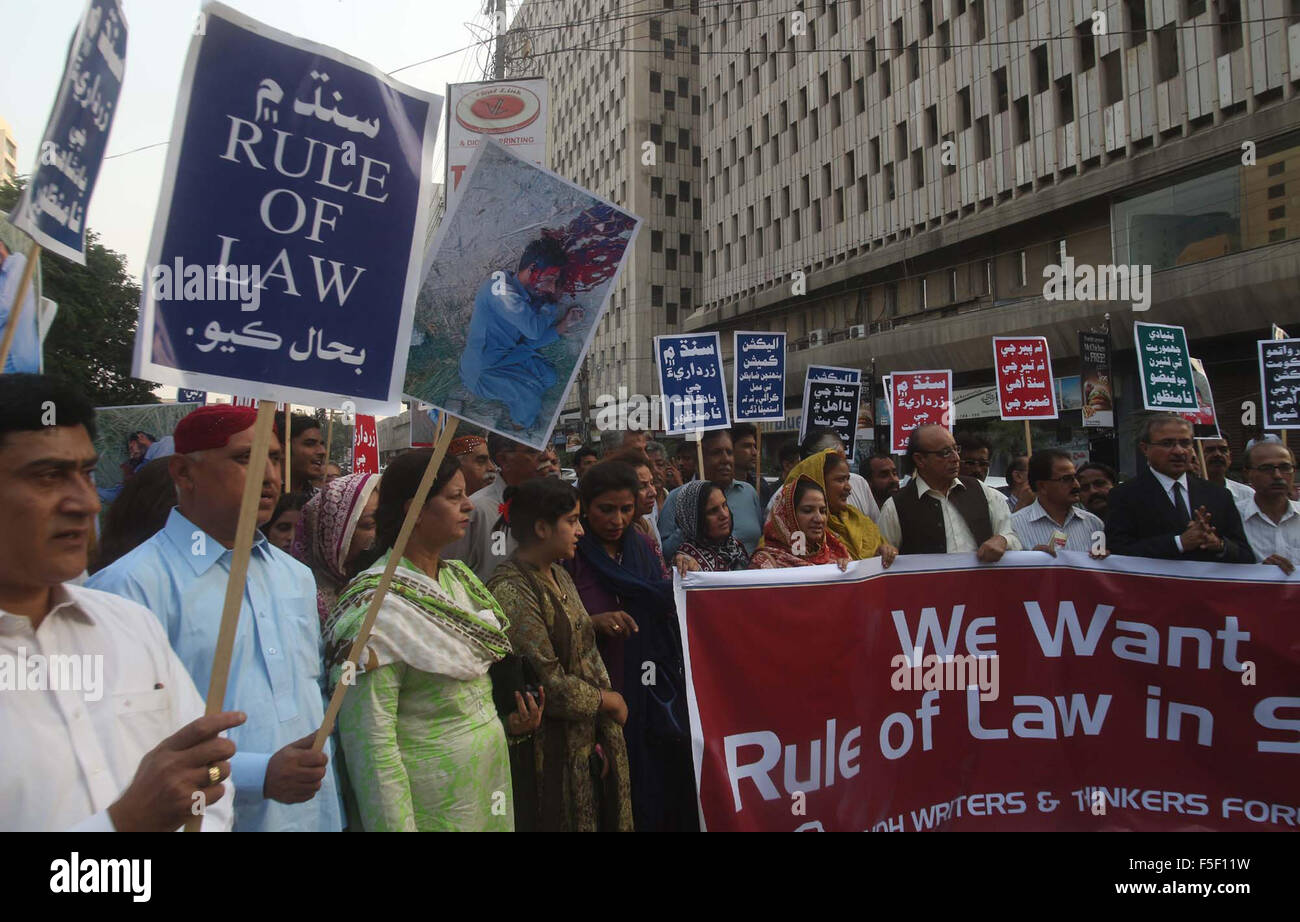 Mitglieder des Sindh Writers Denker Forum protestieren gegen Völker Party (PPP), wie sie für die Rechtsstaatlichkeit in der Provinz Sindh, während der Demonstration in Karachi Presseclub am Dienstag, 3. November 2015 gefordert werden. Stockfoto