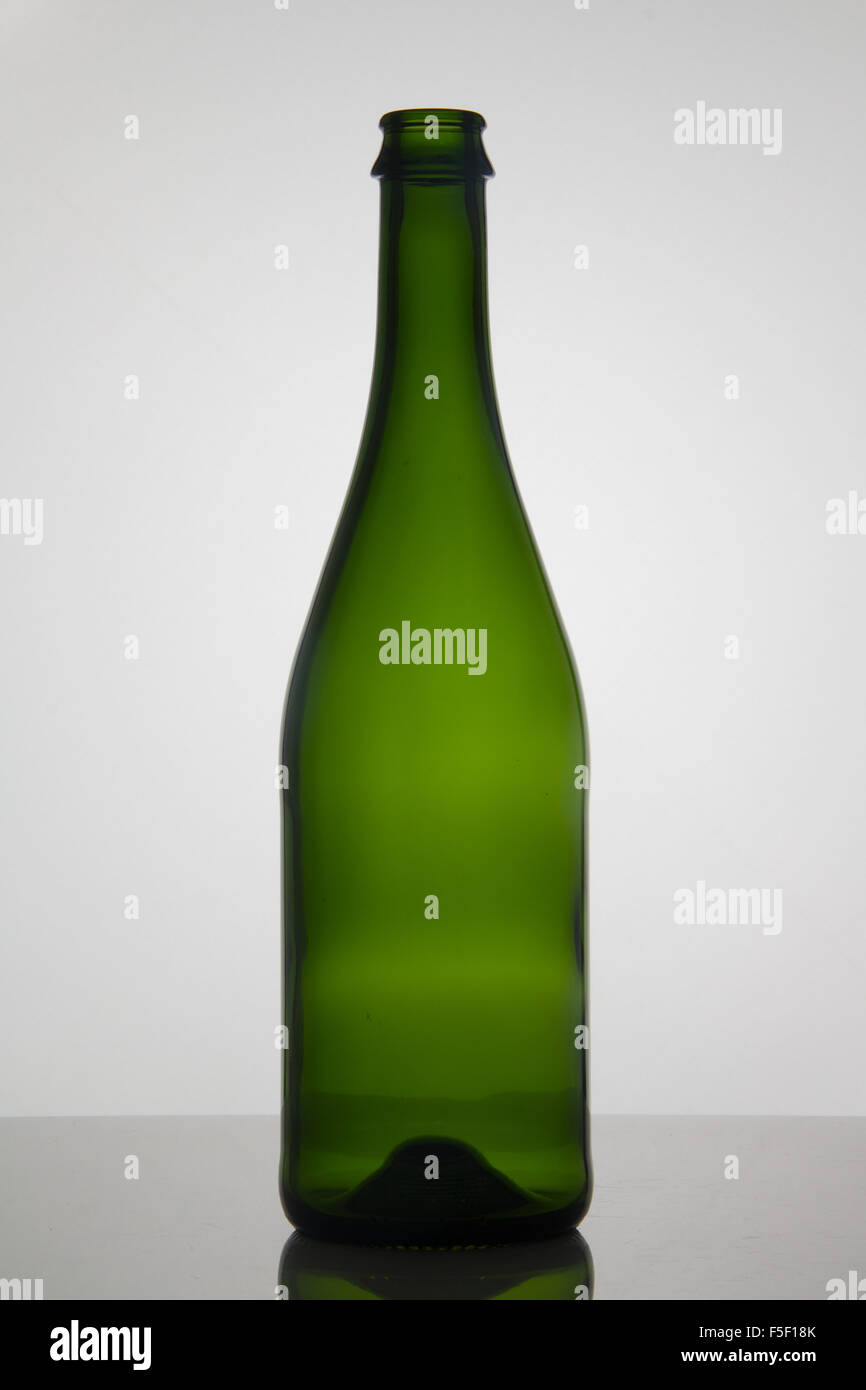 Leere Flasche Wein auf weißem Hintergrund Stockfoto