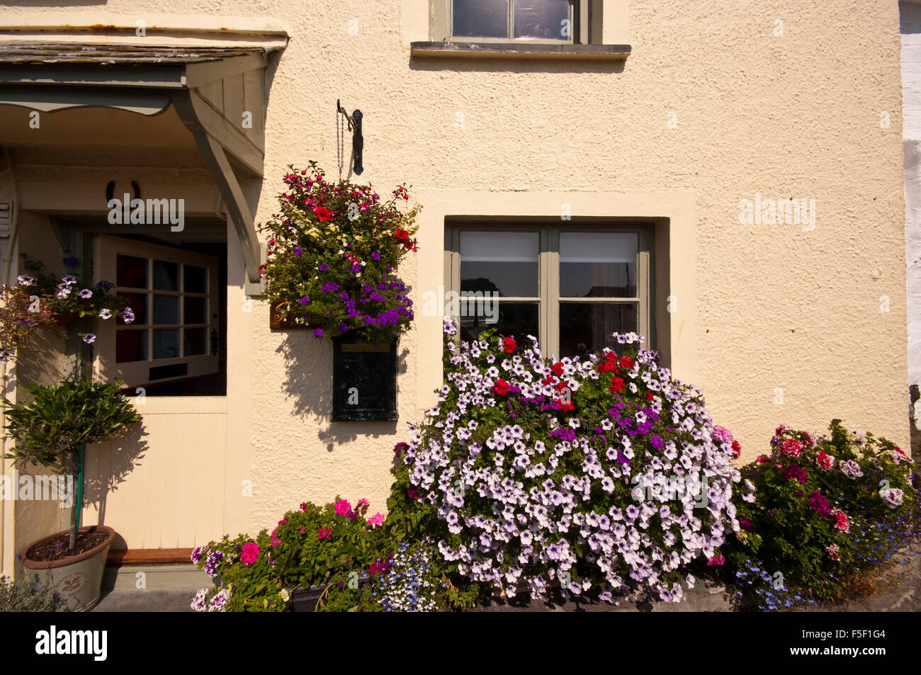Balkonkasten Und Hangenden Korb Gefullt Mit Bunten Blumen Fur Ein