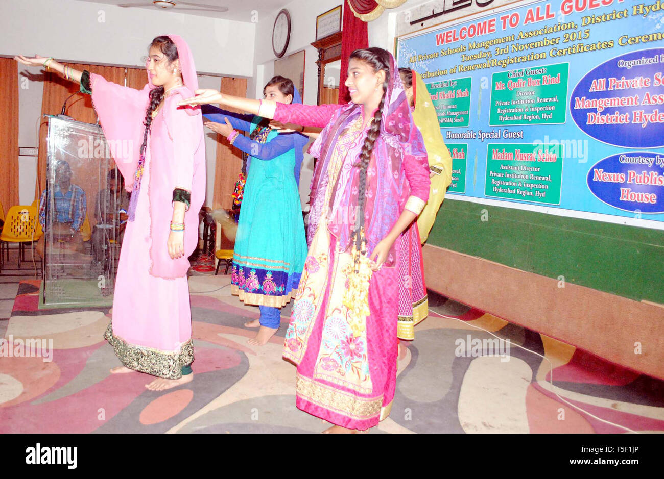 Studenten führen Tableau auf der Bühne während der Verteilung der Erneuerung und Zulassungsbescheinigungen von allen Privatschulen Management Association organisierten Festakt in Hyderabad statt Presseclub auf Dienstag, 3. November 2015. Stockfoto