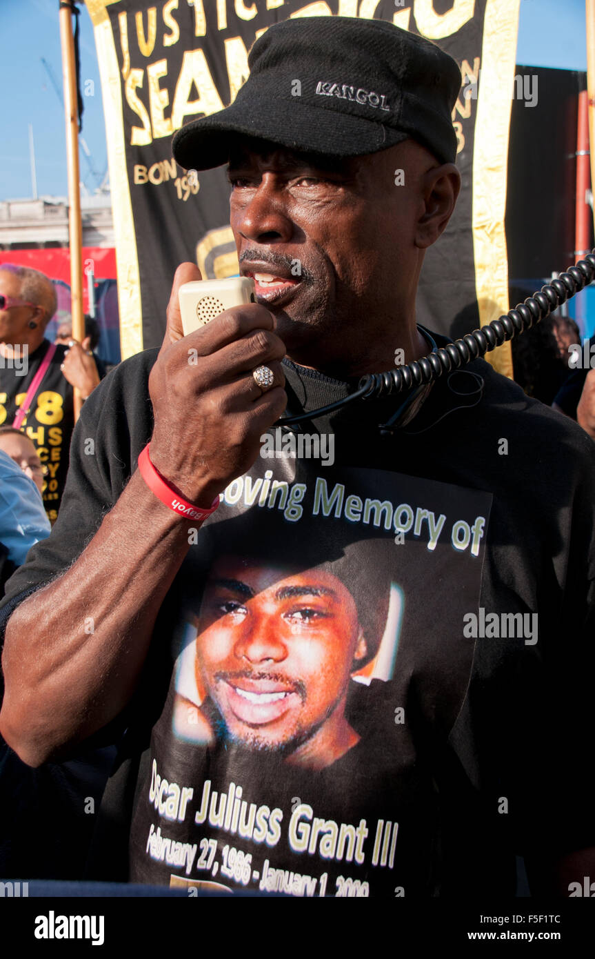Cephus Johnson (Onkel von Juliuss Grant getötet in USA) an Freunde und Familien der Verstorbenen in Polizeigewahrsam Marsch durch Stockfoto