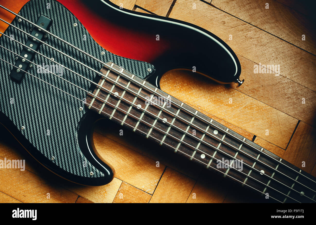 Details der fünf Saiten Bass auf Parkett, klassisches jazz-Design. Stockfoto