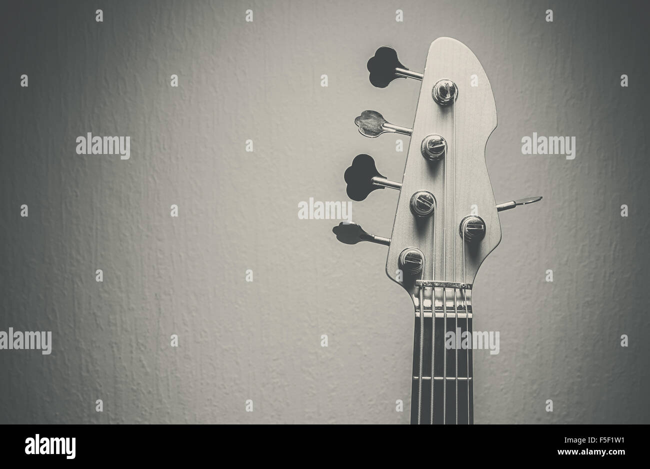 Leiter der fünf Saiten Bass in schwarz / weiß, Retro-Stil. Stockfoto