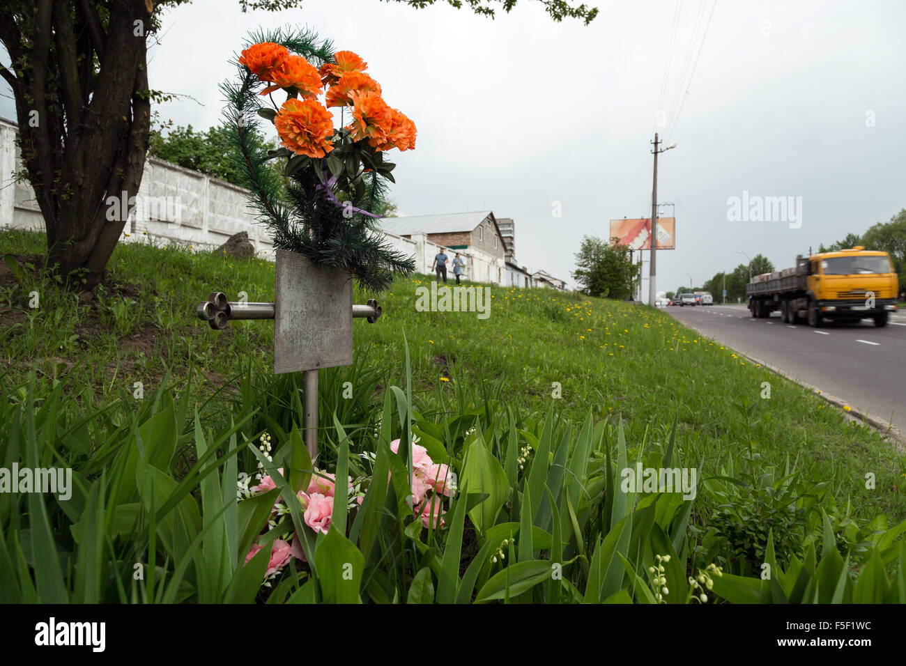 Lviv, Ukraine, ein Kreuz für Todesfälle am Straßenrand Stockfoto
