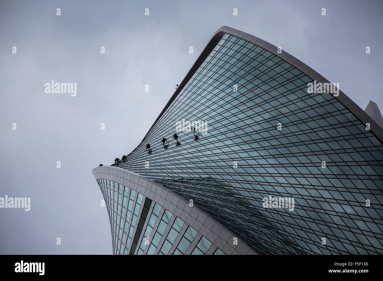 Fensterputzer arbeiten auf dem DNA-Gebäude in Moskau Stockfoto