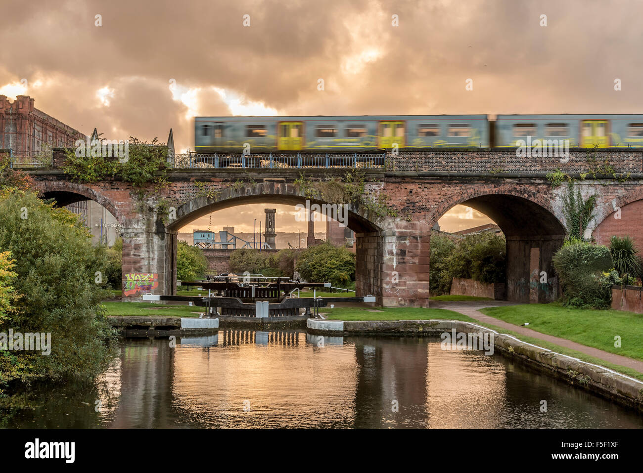 Merseyrail elektrischen Zug Überfahren des Leeds-Liverpool-Kanals am Stanley Dock. Stockfoto
