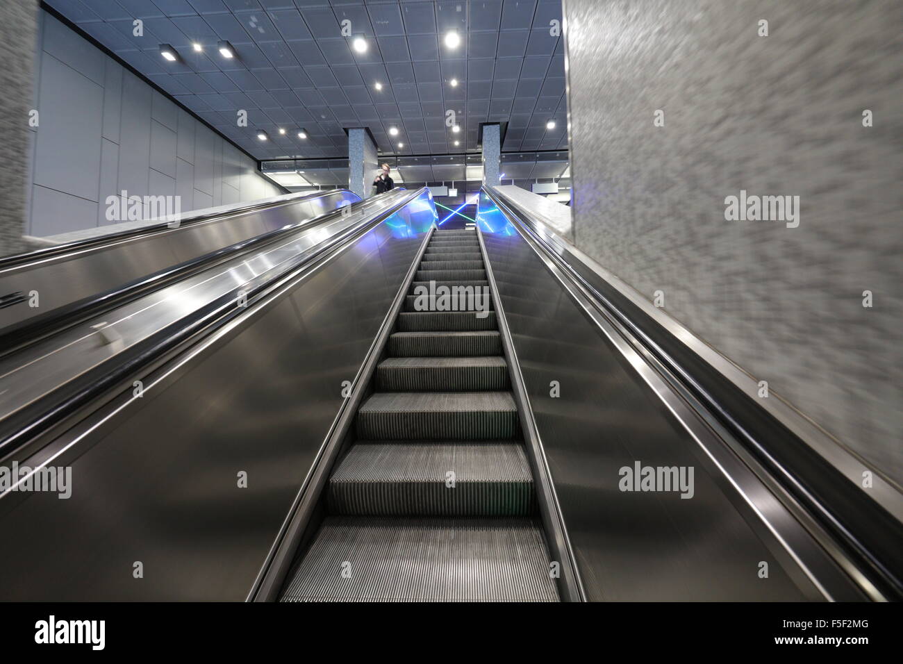 Überqueren Sie Rolltreppen verschwommen endet in blau grün neon Stockfoto