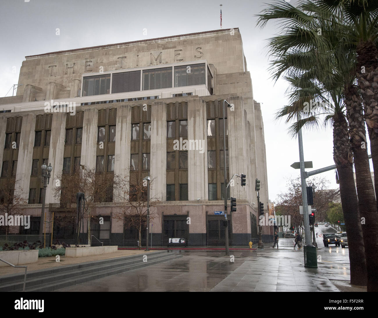 Los Angeles, Kalifornien, USA. 1. März 2014. Die Los Angeles Times Gebäude befindet sich downtown an einem Rand des Pershing Square, gegenüber vom Rathaus und einen Block entfernt von Los Angeles Polizei-Hauptsitze. Die LA Times Gebäude ist für die Worte '' die Zeit '' geschnitzt im großen Stil klassischer Schriftzug oder Schrift über den Anfang oder das Gesims des Gebäudes Serif gemeinhin anerkannt. ---Der LA Times seit langem die Zeitung der Aufzeichnung nicht nur Los Angeles, sondern auch Süd-Kalifornien. Die Zeiten ist im Besitz von Tribune Verlag und Veröffentlichung im Jahre 1881 begann. (Kredit Ima Stockfoto