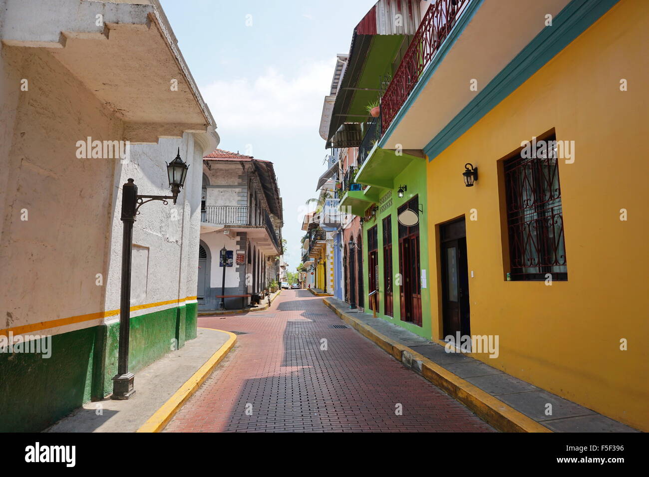 Schmale asphaltierte Straße von Casco Viejo, der Altstadt von Panama City, Panama, Mittelamerika Stockfoto