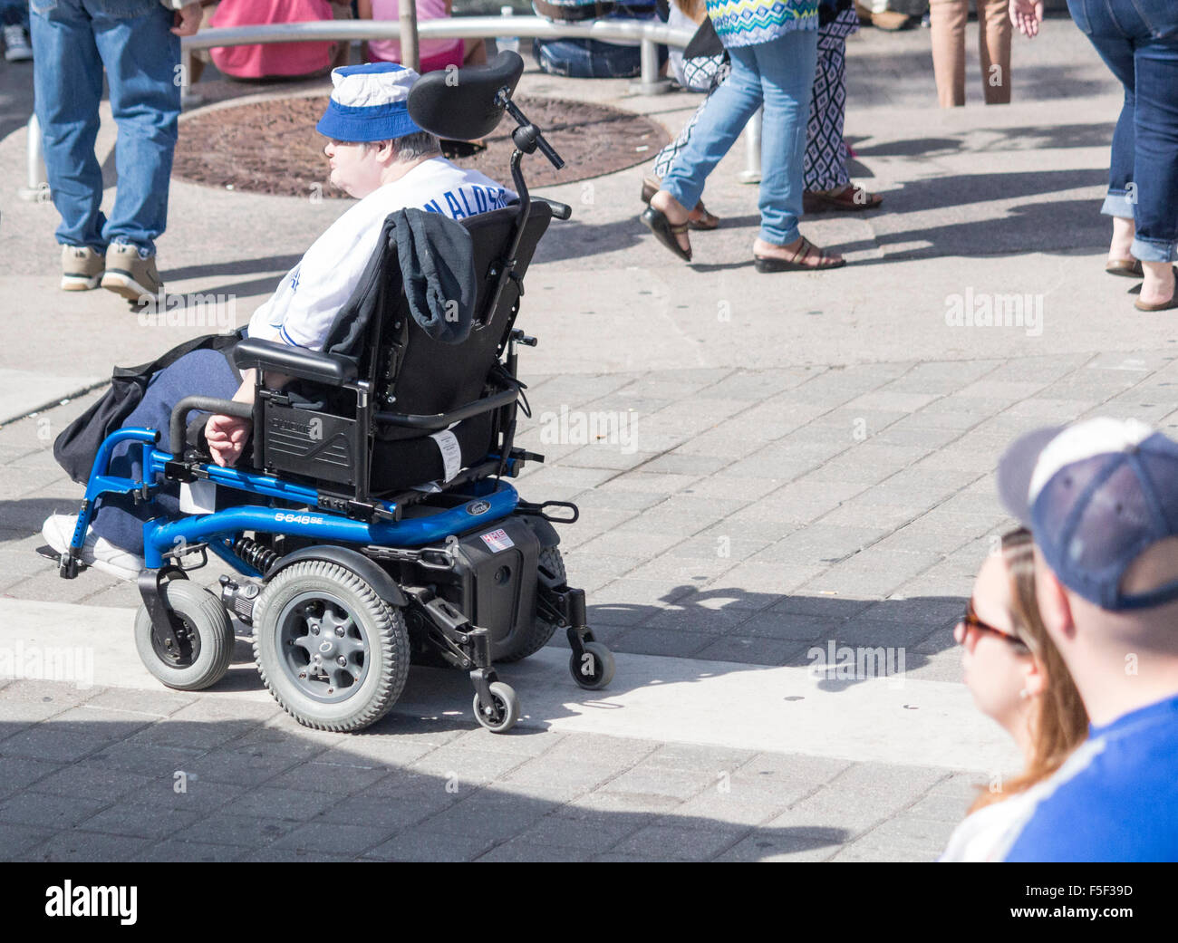 Ältere Mann im Rollstuhl mit Toronto Blue Jays Hut und Jersey in Toronto, Ontario, Kanada Stockfoto